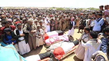 Mourners perform prayers during the funeral of army officers, including Major-General Abdel-Rab al-Shadadi, a top general in forces loyal to Yemeni President Abd-Rabbu Mansour Hadi's government killed in fighting with Iran-aligned Houthi troops, Yemen October 9, 2016. (Reuters)