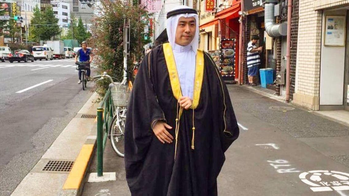 Akira Takatoriya is seen dressing in the traditional Saudi attire in the middle of Japanese streets. (via @Takatoriya)