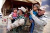 ارتش عراق به غیرنظامیان کمک می‌کند