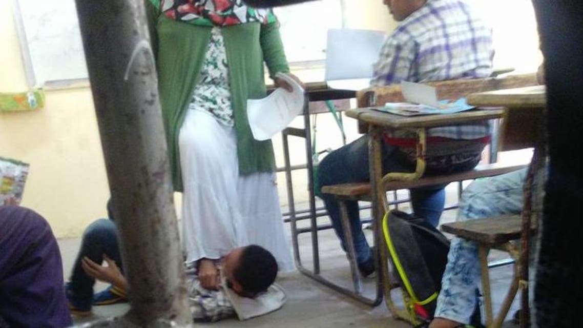 ملعمة تضع قدمها
