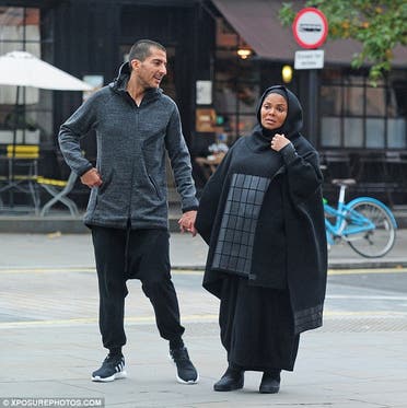 ترتدي زيا إسلاميا أثناء الحمل وبجانبها زوجها