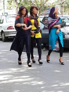 بالصور.. إيران تمنع المعاطف النسائية من دون أزرار