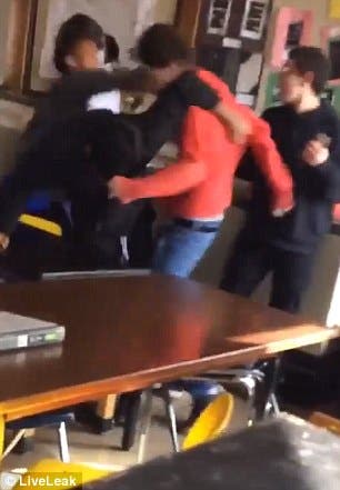 مشاجرة عنيفة داخل الفصل الدراسي