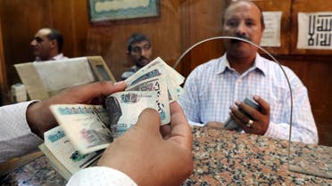An employee counts Egyptian pounds in a bank in Cairo, Egypt, November 3, 2016. REUTERS