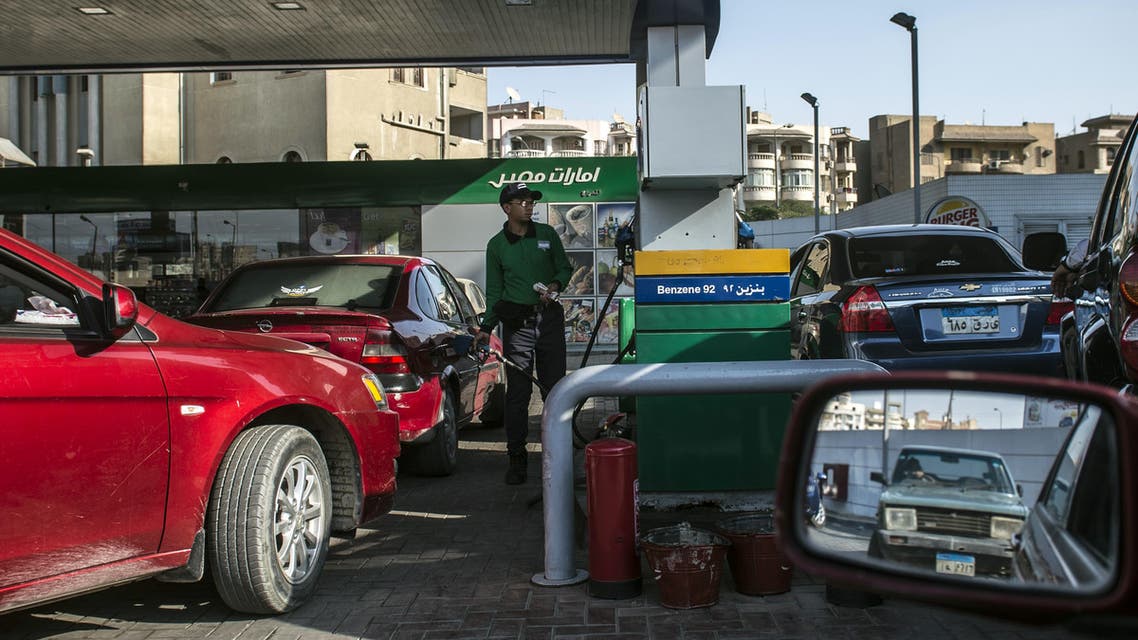 المصريون تهافتوا الجمعة الماضية على محطات الوقود لتعبئة سياراتهم قبل بدء العمل بالتعرفة الجديدة مصر القاهرة محروقات وقوقد