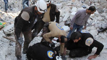 منقذون يبحثون عن ضحايا تحت الأنقاض في إدلب - فرانس برس