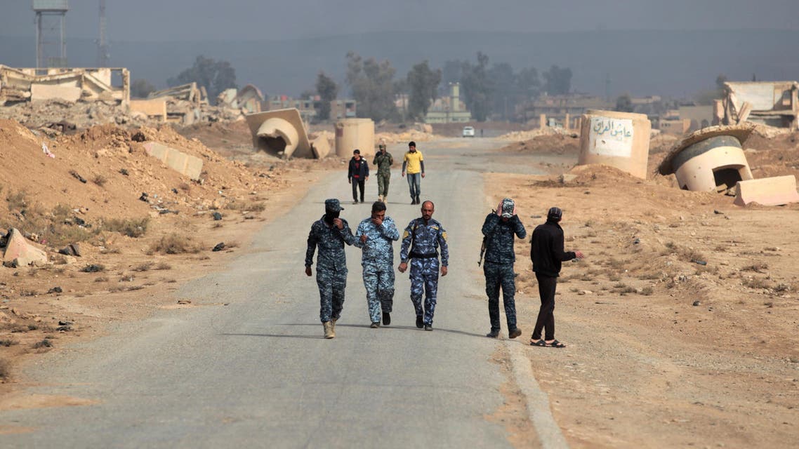 Iraqi forces walk in the Hamam al-Alil area on November 7, 2016 after they recaptured the area from ISIS militants during the ongoing operation to retake Mosul. (AFP)