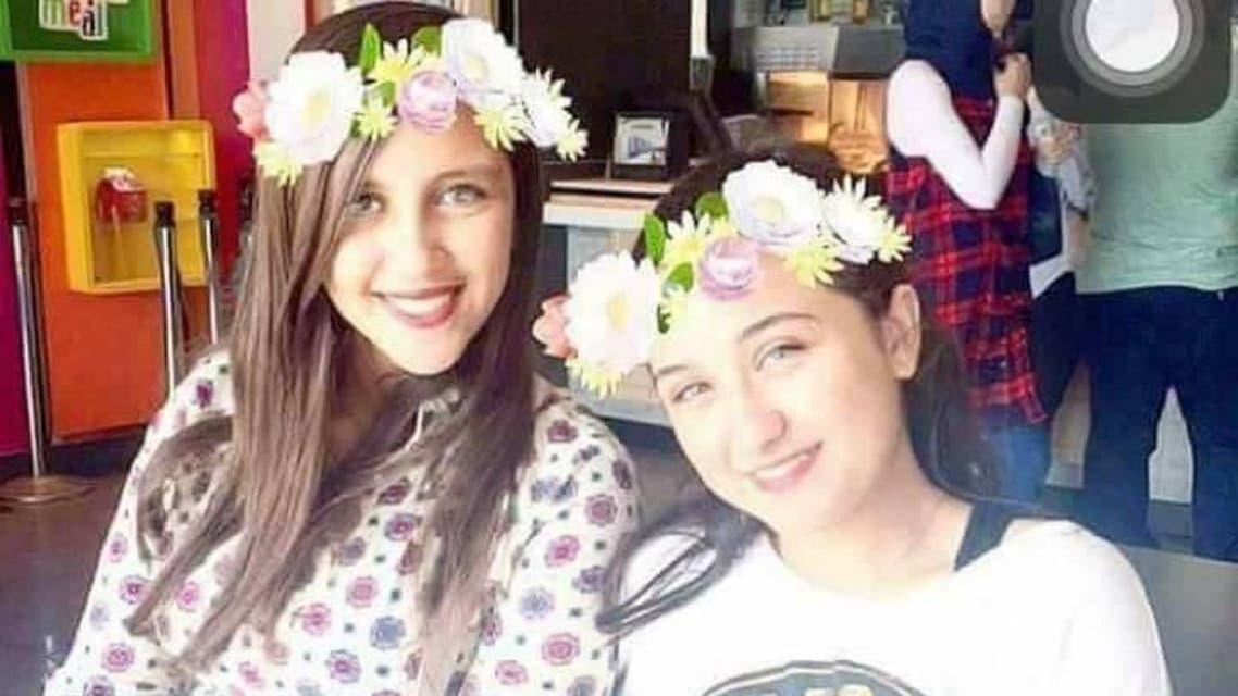 صورة سابقة جمعت الفتاتين