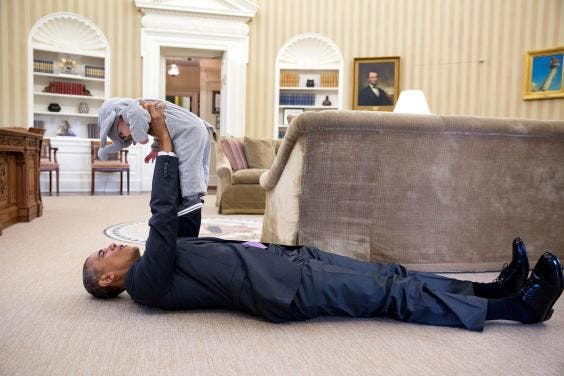 شاهد أجمل 25 صورة لأوباما في البيت الأبيض خلال 8 سنوات 2f95aa84-8dad-4f1c-bce2-8273023633a8