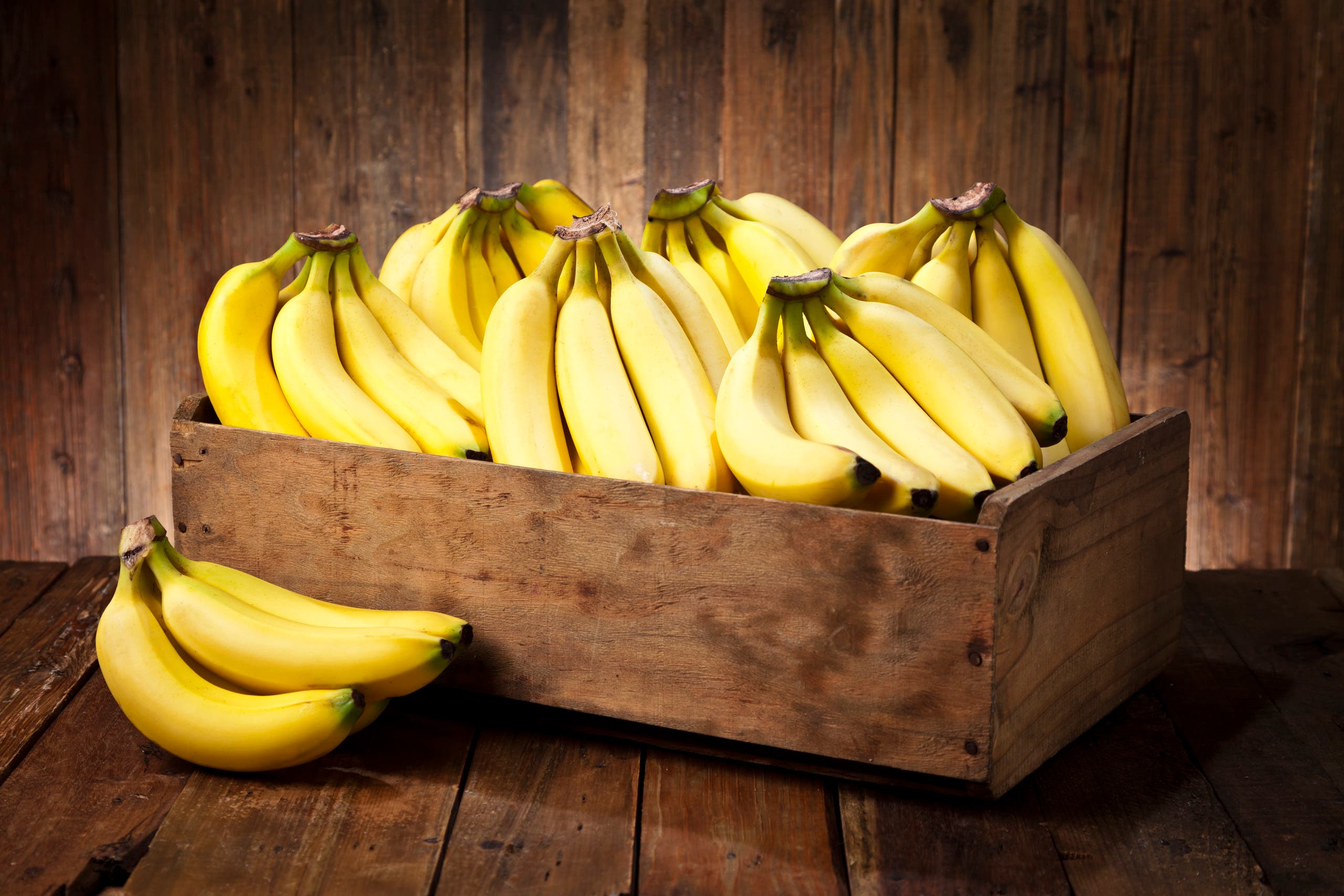 Bananas did you have. Бананы. Ящик бананов. Бананы в ящике. Бананы на деревянном фоне.