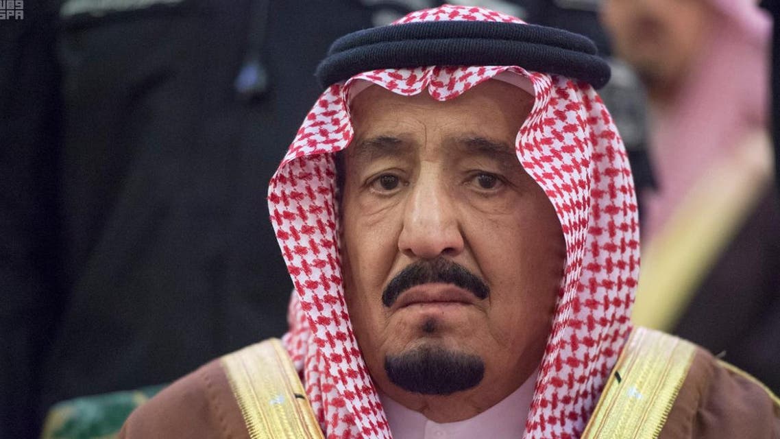 الملك سلمان يؤدي صلاة الميت على الأمير تركي بن عبدالعزيز 