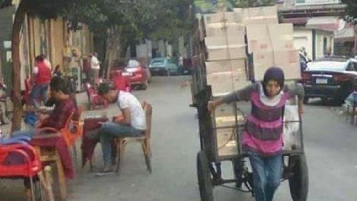 الفتاة المصرية التي تجر عربة البضائع في الاسكندرية