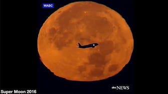 شاهد طائرة وهي تخترق القمر العملاق