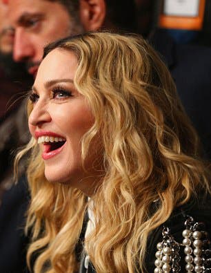 مادونا بدت متألقة تلك الليلة وهي تتابع جولات القتال الحر في نيويورك