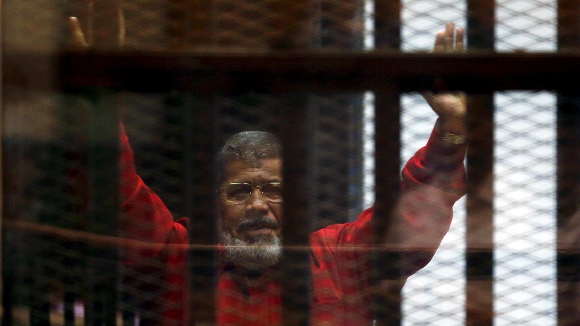 الرئيس الأسبق محمد مرسي بالبدلة الحمراء خلف القضبان 3