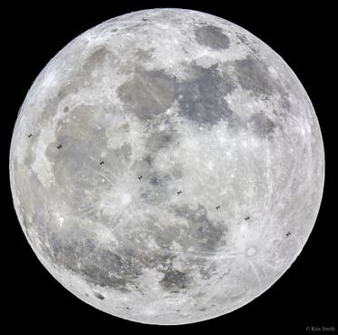 صورة نشرها كريس سميث تظهر القمر العملاق ومحطة الفضاء الدولية