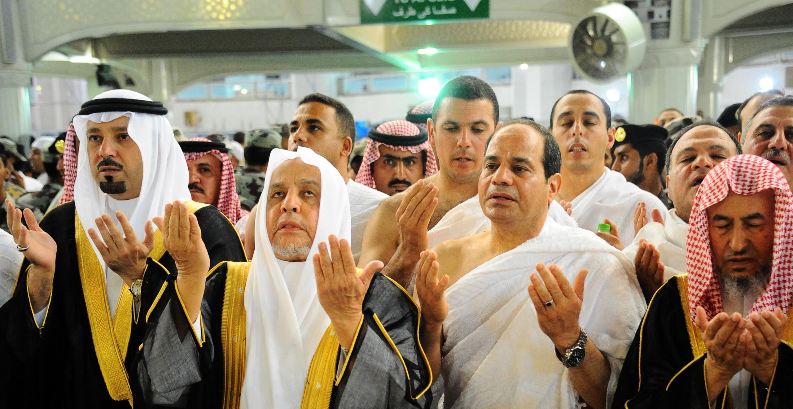 السيسي يؤدي مناسك العمرة في أغسطس 2014