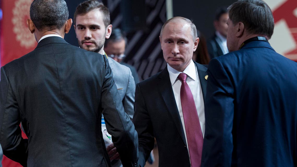 Obama and Putin shake hands before an economic leaders meeting on November 20, 2016 in Lima. (AFP)