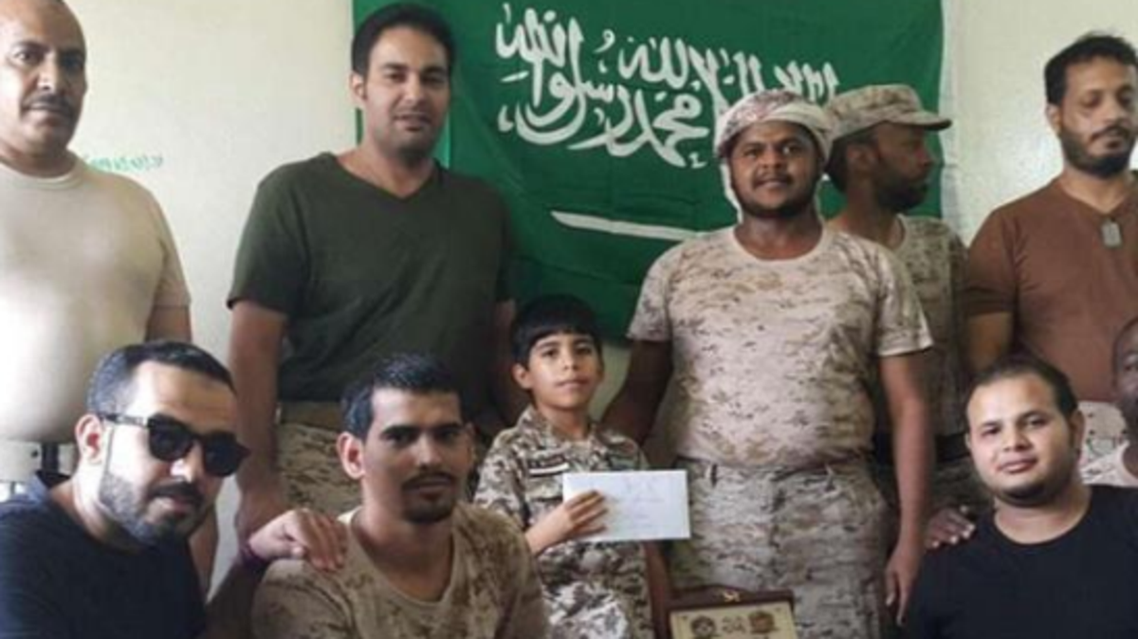 بالصور.. ماذا يفعل هذا الطفل مع مقاتلي الحد الجنوبي؟