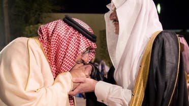 ولي العهد الأمير محمد بن نايف يقبل يد شقيقه الأكبر الأمير سعود بن نايف - الرئيسية