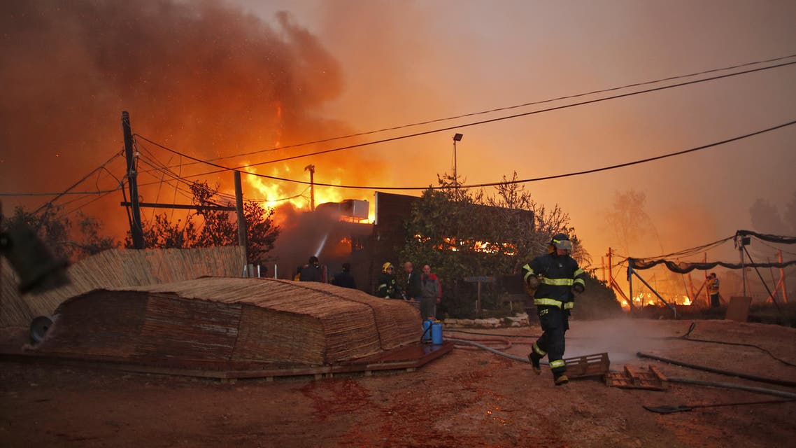 Firefighters helps extinguish a new fire that broke out in the Israeli town of Nataf, west of the Arab Israeli town of Abu Ghosh, along the border with the occupied West Bank on November 25, 2016. (AFP)