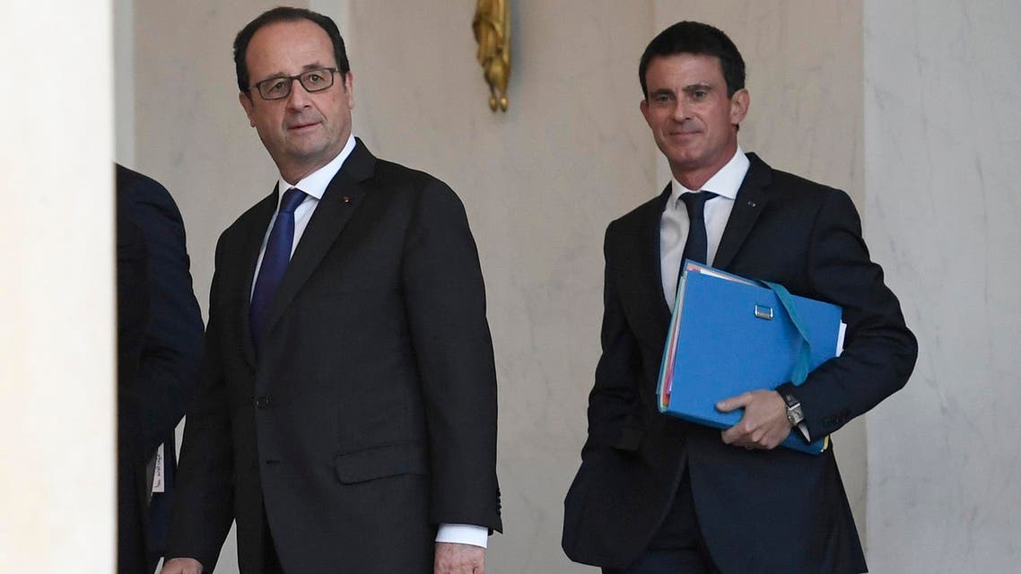 French President Francois Hollande (L) and French Prime Minister Manuel Valls leave after the weekly cabinet meeting on November 23, 2016 at the Elysee presidential Palace in Paris. STEPHANE DE SAKUTIN / AFP