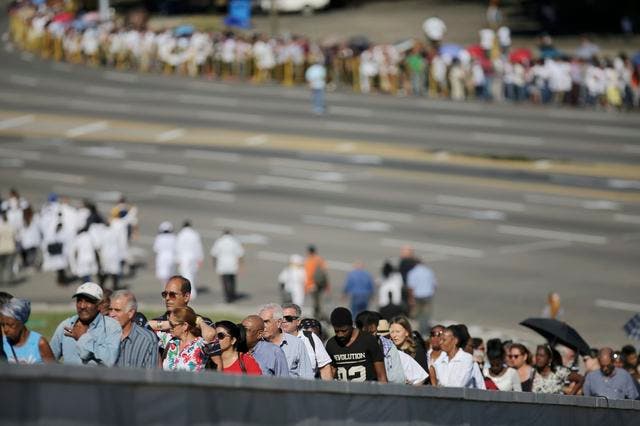 رحيل كاسترو أصاب الكوبيين في الداخل بصدمة