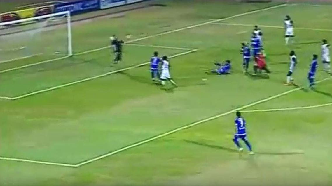 حكم يسجل هدفا ويحتسبه في مباراة بالدوري المصري