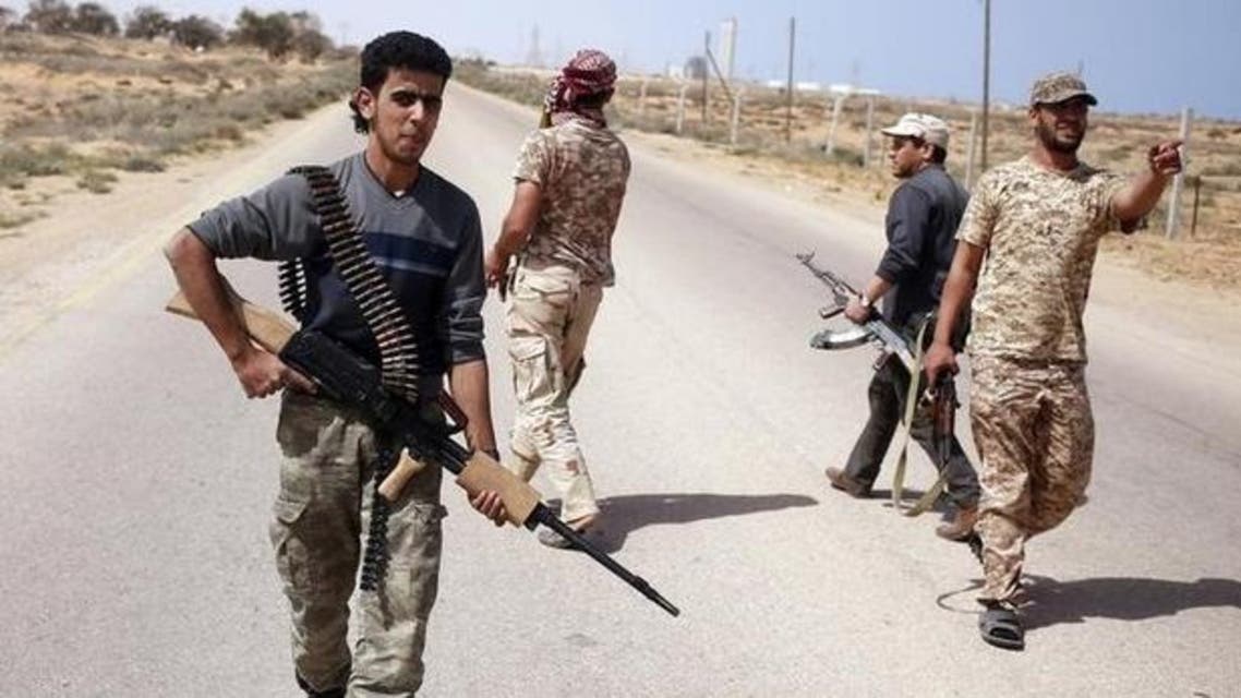 مقاتلون من قوات فجر ليبيا يبحثون عن مواقع تنظيم الدولة الإسلامية خلال عمليات استطلاع في سرت