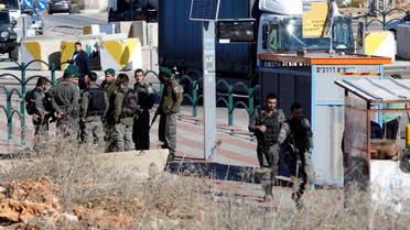 Israeli forces stand near the scene where Israeli paramilitary police officers shot and killed a Palestinian who Israeli police said ran toward them brandishing a knife, near the Israeli Tapouh junction south of the West Bank city of Nablus December 8, 2016 طعن إسرائيل فلسطين الضفة نابلس 