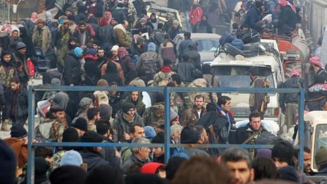 مدنيون ينتظرون حافلات الإجلاء من حلب