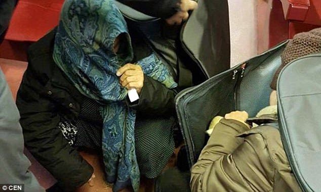 امرأة داخل حقيبة
