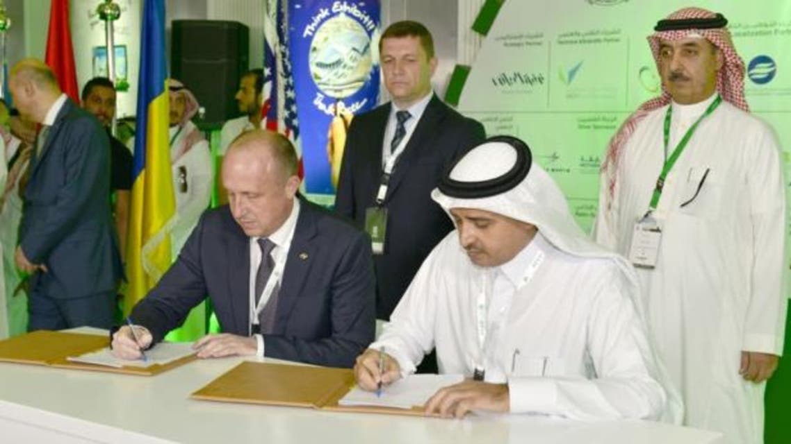 President of Antonov Mykhaylo Gvozdov and CEO of Taqnia Aeronautics Co. Ali Mohammed al-Ghamdi signed an agreement on establishing an aircraft manufacturing complex on February 21, 2016. (Photo courtesy: Antonov.com)