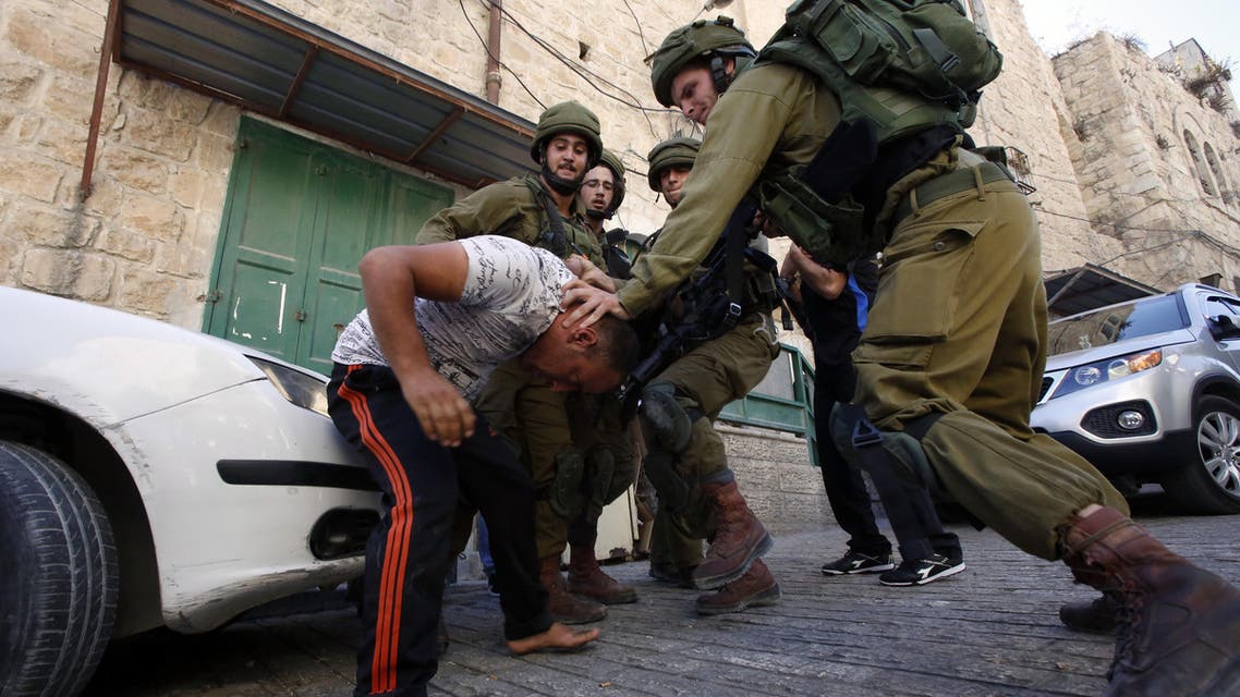 اعتقال فلسطيني في الخليل - فرانس برس