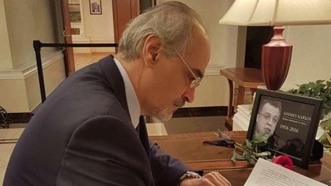 بشار الجعفري واضعاً صورة سفير روسيا الذي قتل في تركيا على مكتبه
