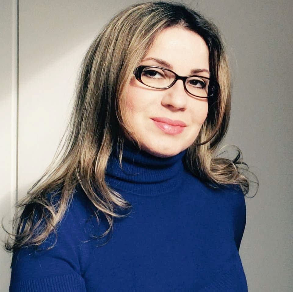 الفنانة نادية آوسي