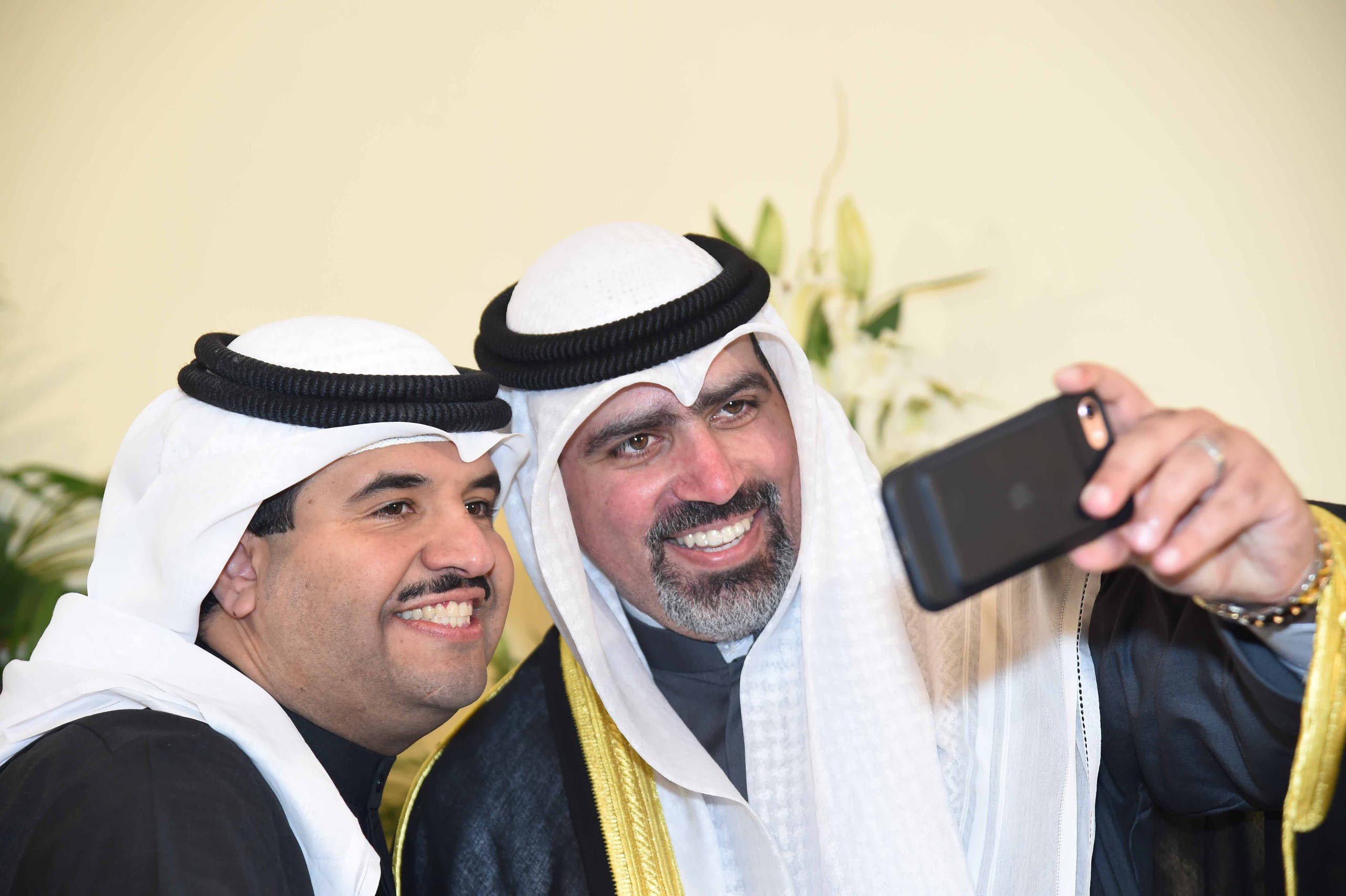 العريس مع الشيخ الشاعر دعيج الخليفة الصباح