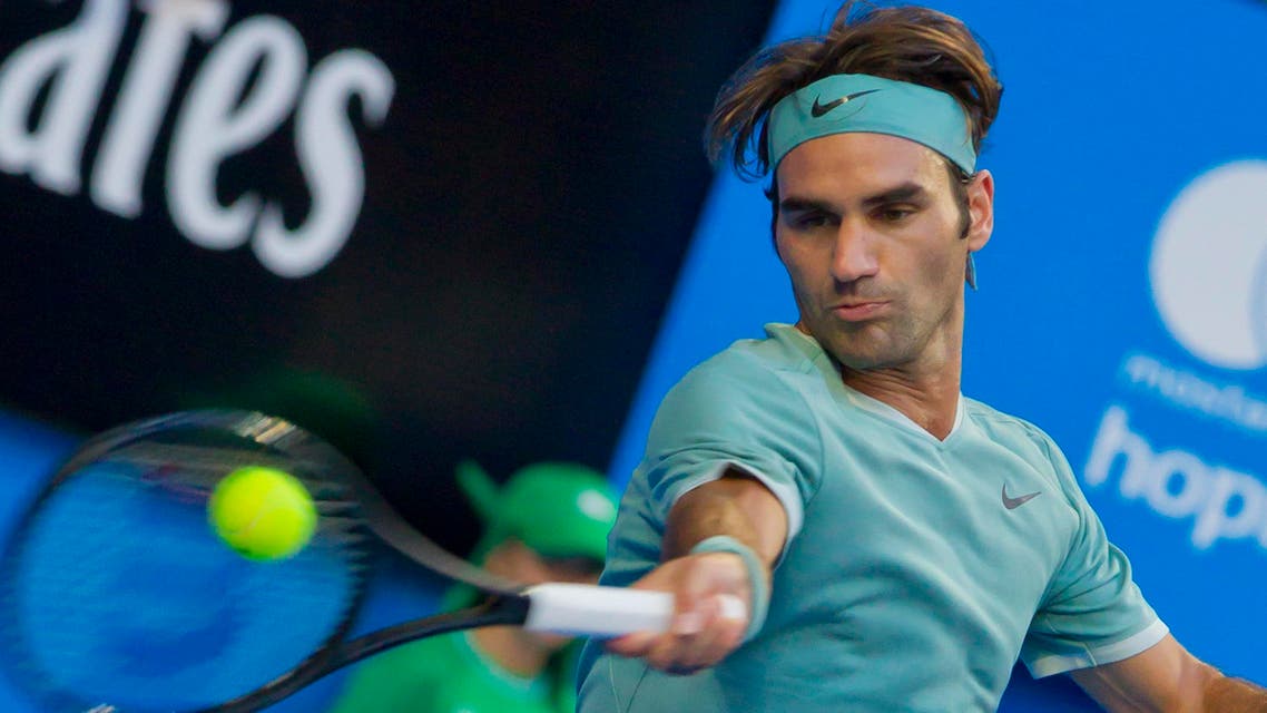 Roger Federer of Switzerland hits a return against Dan Evans of Britain during their fourth session men's singles match on day two of the Hopman Cup tennis tournament in Perth on January 2, 2017. TONY ASHBY / AFP