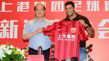 Brazil's Hulk (R) poses with his new jersey during a press conference for joining Shanghai SIPG Football Club in Shanghai on July 1, 2016. Zenit St Petersburg's Brazilian international Hulk arrived in Shanghai on June 29 to sign for Sven-Goran Eriksson's Shanghai SIPG team, as the cash-flush Chinese Super League embarks on a new round of transfer spending. STR / AFP