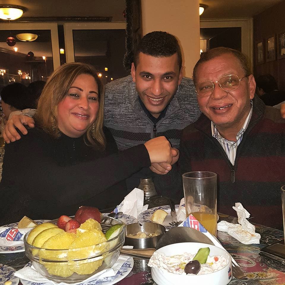 القتيل في يمين الصورة