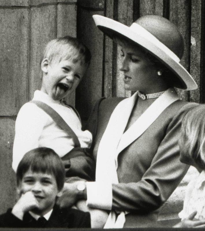  عام 1988 الأميرة ديانا وهي تحمل ابنها الأمير هاري بينما يقف ابنها الأكبر الأمير وليام أمامهما في شرفة بقصر بكنجهام في لندن