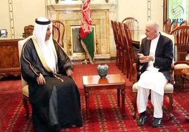کابل میں متعین متحدہ عرب امارات کے سفیر جمعہ الكعبي افغان صدر اشرف غنی کے ساتھ  ۔ فائل تصویر