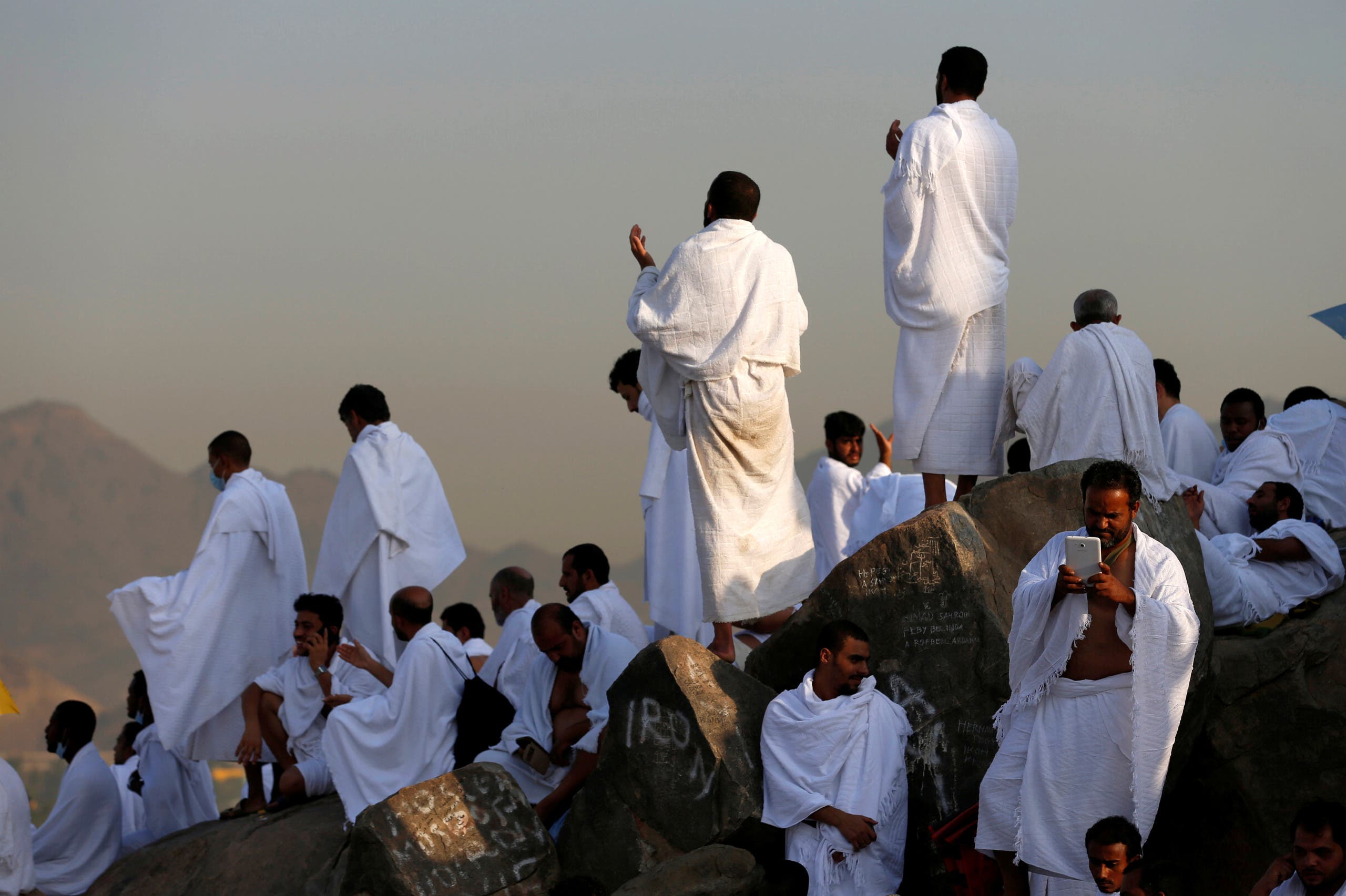 Muslim pilgrims gather on Mount Mercy on the plains of Arafat during the annual haj pilgrimage, outside the holy city of Mecca, Saudi Arabia September 11, 2016. REUTERS/Ahmed Jadallah 