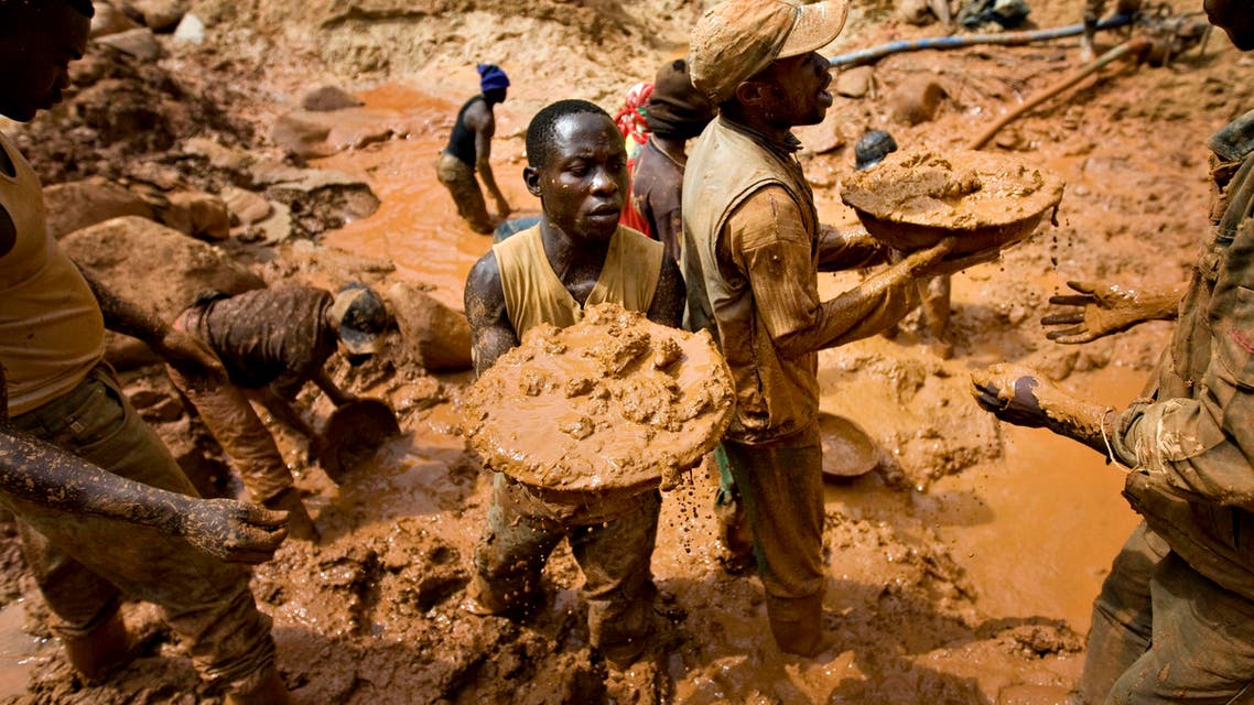 Gold miners form a human chain while digging an open pit at the Chudja mine in the Kilomoto concession near the village of Kobu, 100 km from Bunia in north-eastern Congo, February 23, 2009. (Reuters)