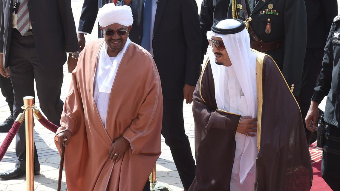 Saudi King Salman bin Abdulaziz (R) welcomes Sudanese President Omar al-Bashir at King Khalid International airport in Riyadh, on November 10, 2015. (AFP)