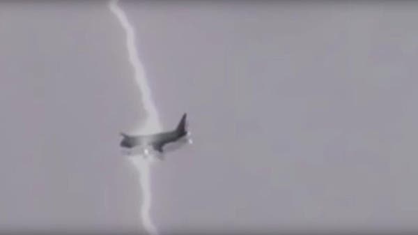 Video Shocking Moment Plane Hit By Lightning Bolt Al Arabiya English 