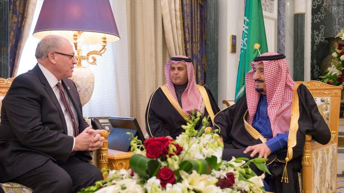 خادم الحرمين الشريفين الملك سلمان بن عبد العزيز خلال استقباله رئيس مجلس الشيوخ الكندي جورج فيوري