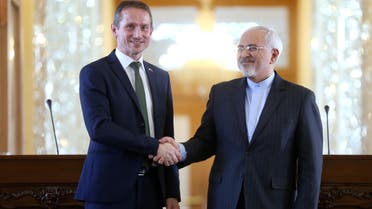 Iranian Foreign Minister Mohammad Javad Zarif, right, and his Danish counterpart Kristian Jensen shake hands as they pose for media at the end of their press conference in Tehran, Iran, Jan. 4, 2016. (File photo: AP)
