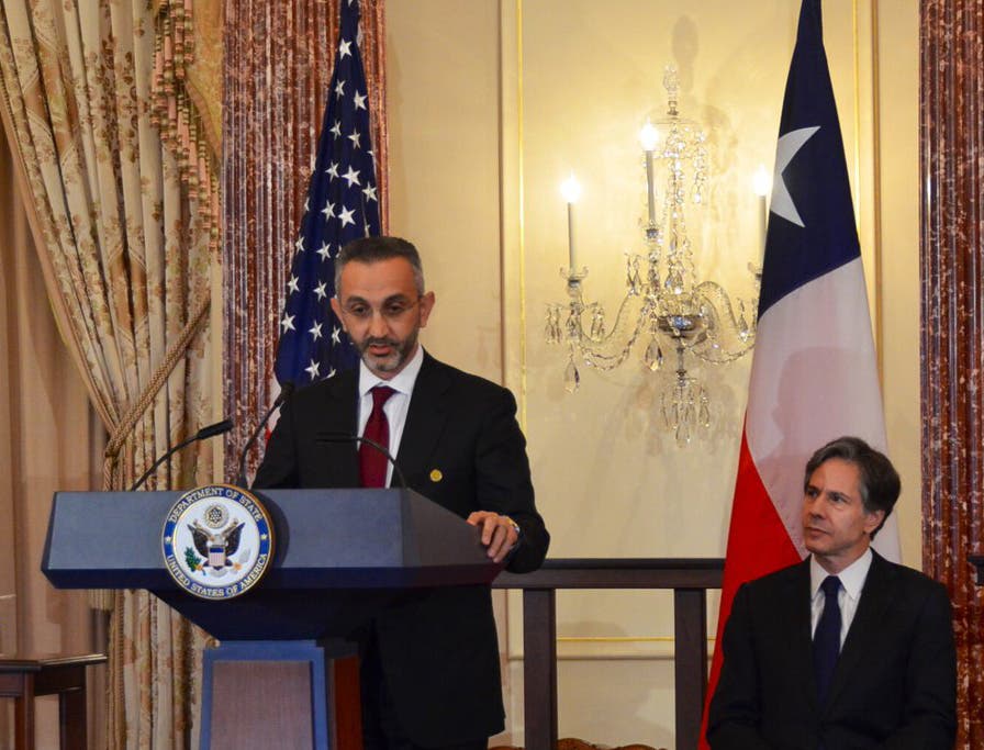 Mazen Dalati, COO, GE Saudi Arabia & Bahrain, with Tony Blinken, US Deputy Secretary of State, looking on. (Courtesy: GE)