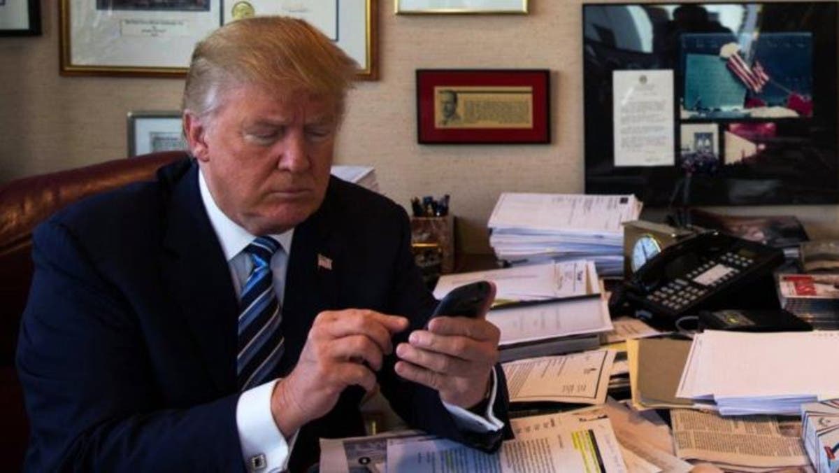 قصة هاتف الرئيس موبايل ترمب يهدد البيت الأبيض